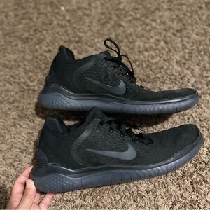 The black tennis for men size 10.5 is in very good condition